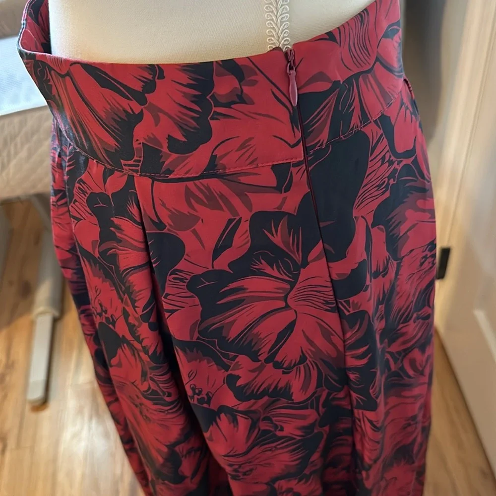 Long formal skirt size 6 black and red florals - Picture 2 of 2